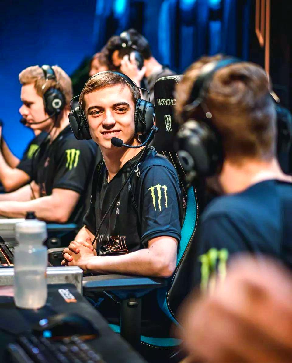 包含FNC鏖战TL，Tarzan打出惊人五杀宿命之战入围赛，引爆全场热议的词条