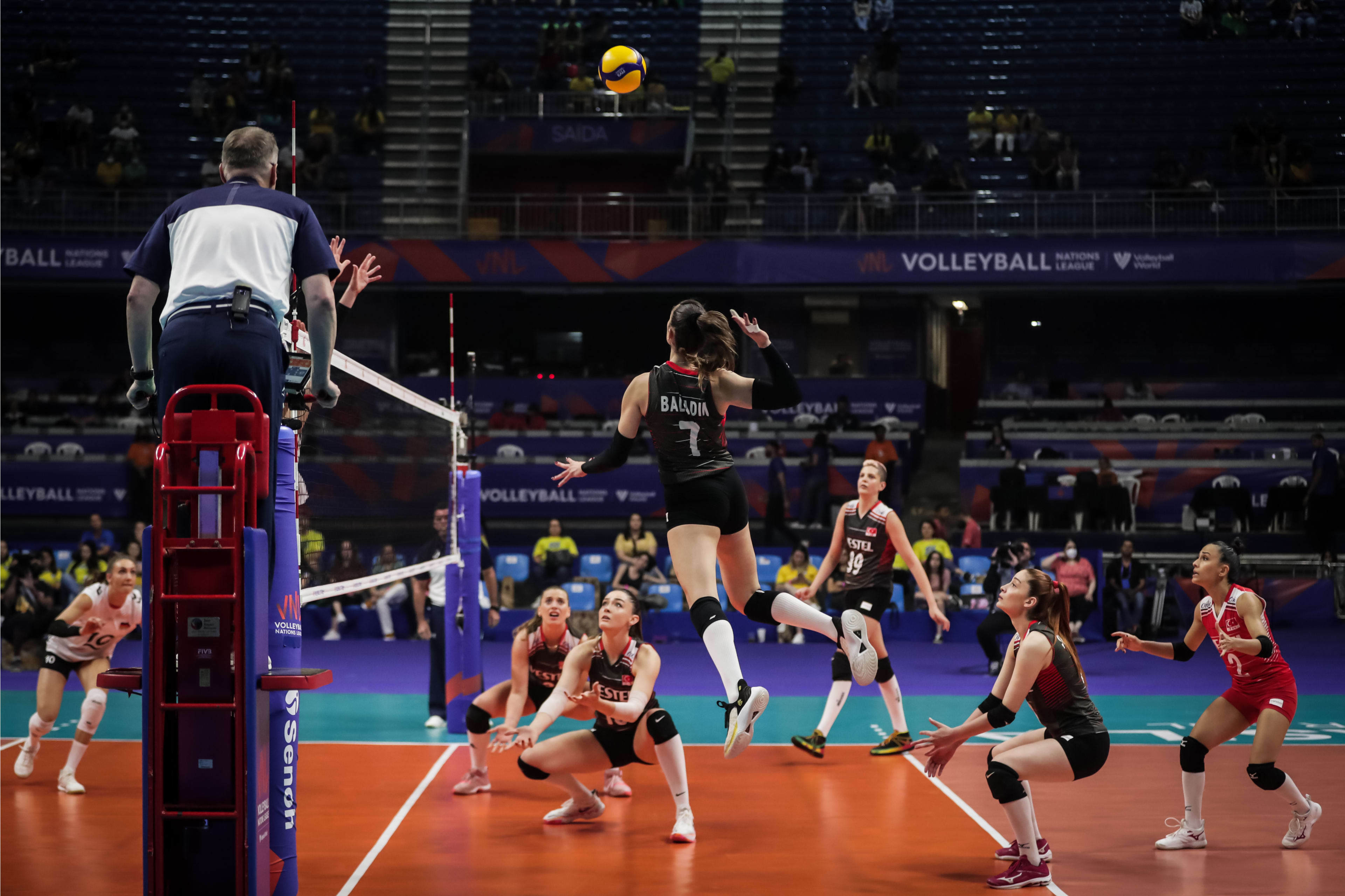 韩国队横扫波兰队，波尔关键制胜