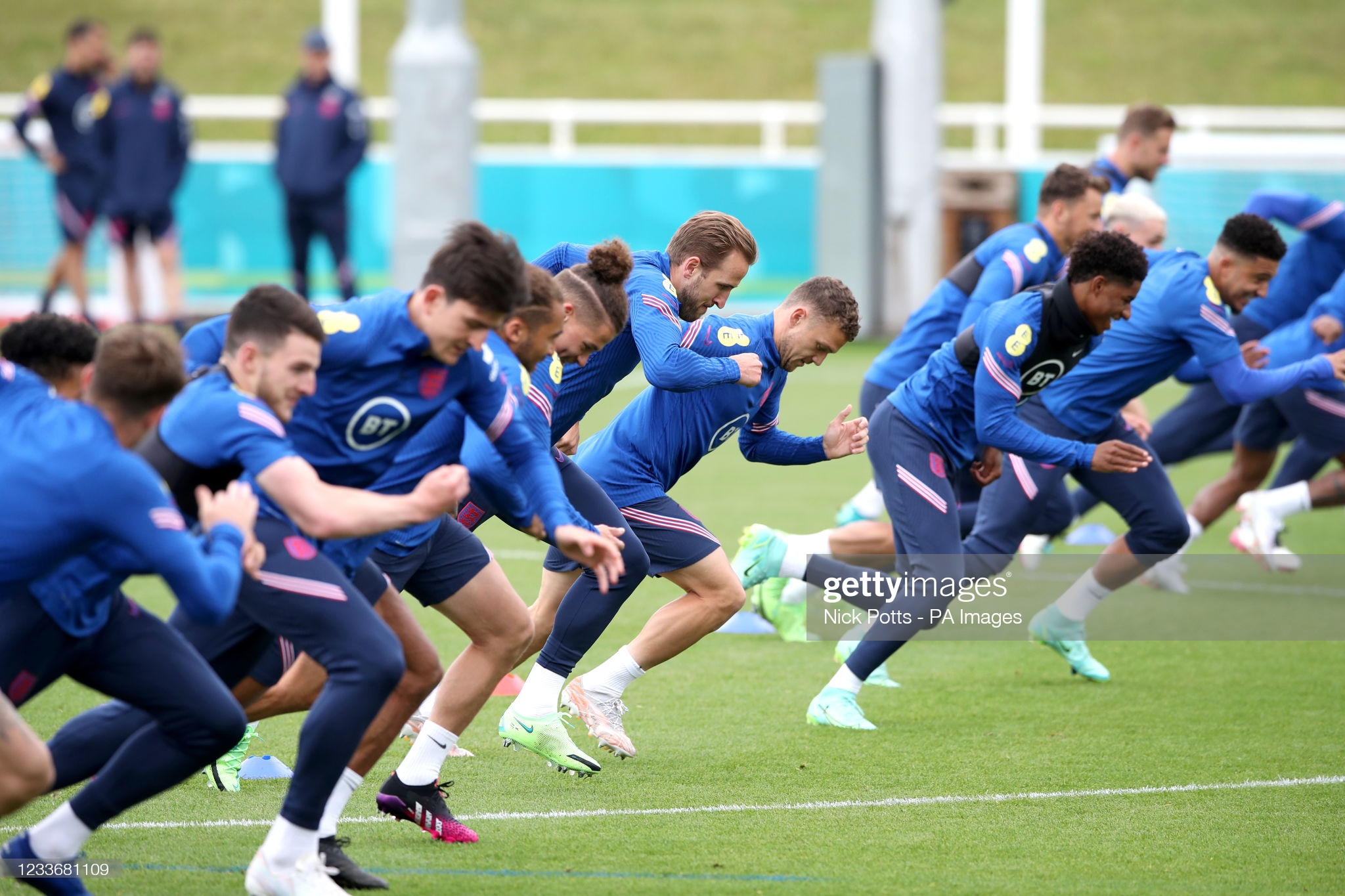 乌克兰碾压瑞典，凯恩点燃赛场