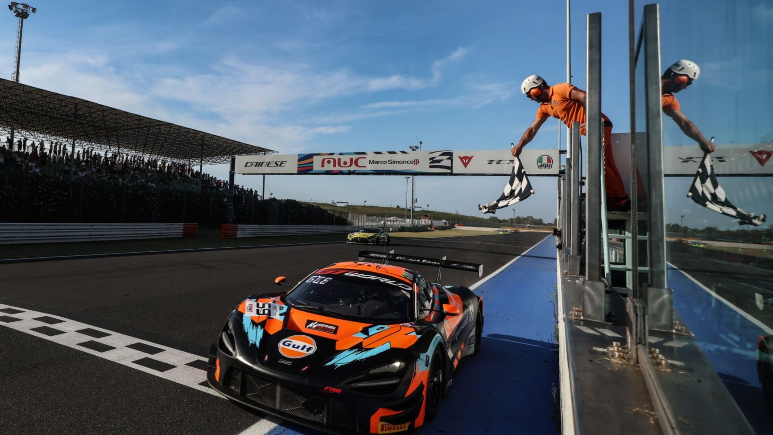 迈凯伦险胜阿斯顿马丁,塞恩斯点燃赛场 迈凯伦险胜阿斯顿马丁,塞恩斯点燃赛场