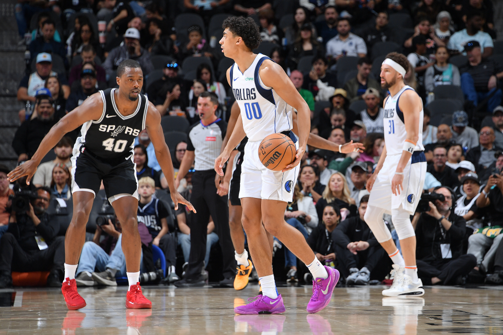 独行侠横扫马刺，浓眉哥带队取胜