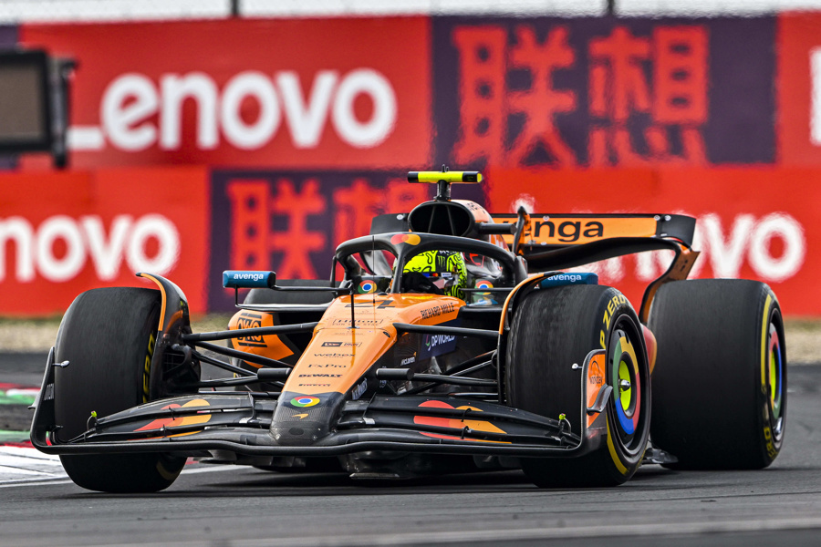 梅赛德斯碾压威廉姆斯，皮亚斯特里带队取胜