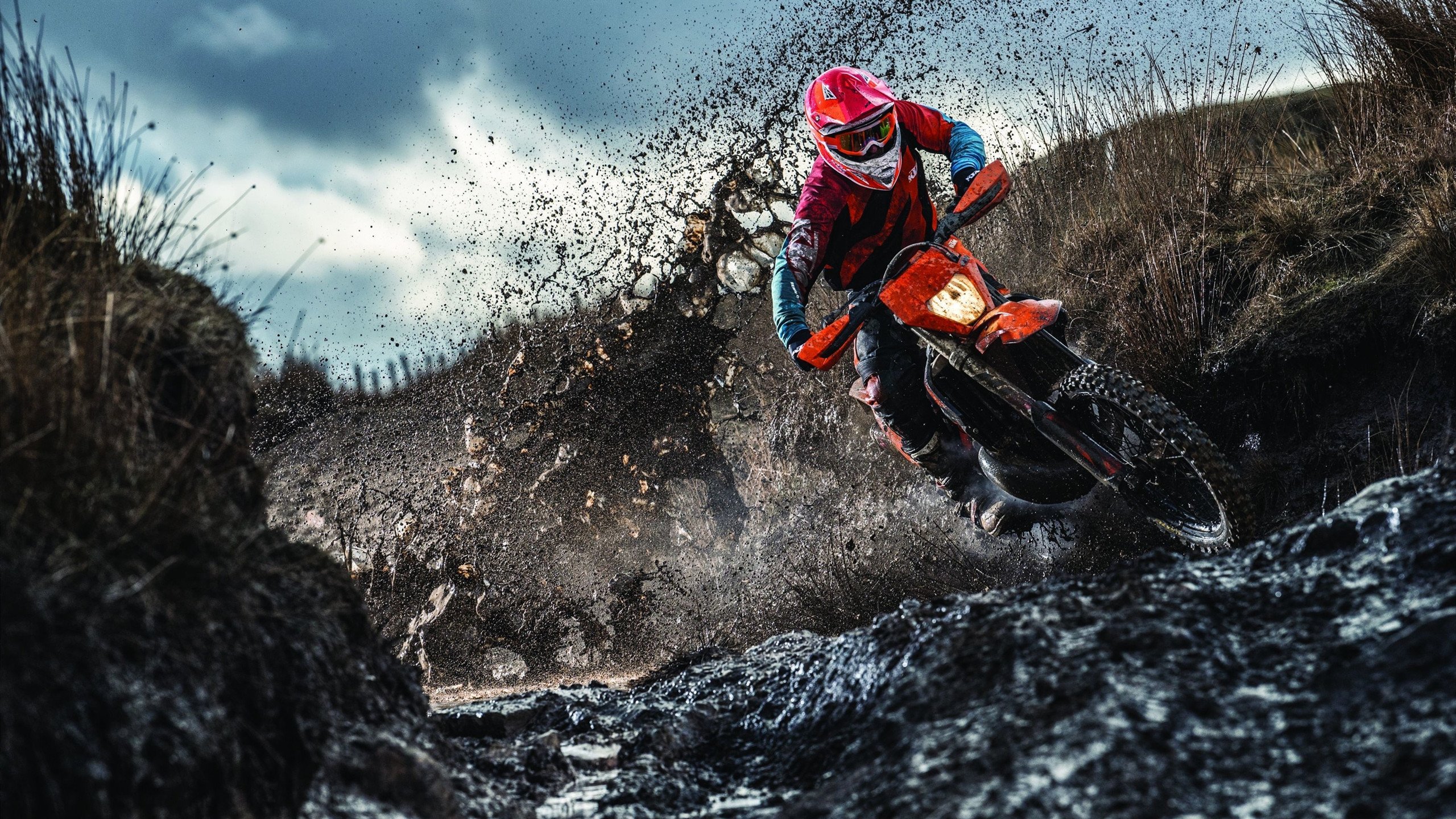 禁区里的魔鬼与天使，一记凌空垫射，如何改写一场战争、一个男人、与无数人的夏天